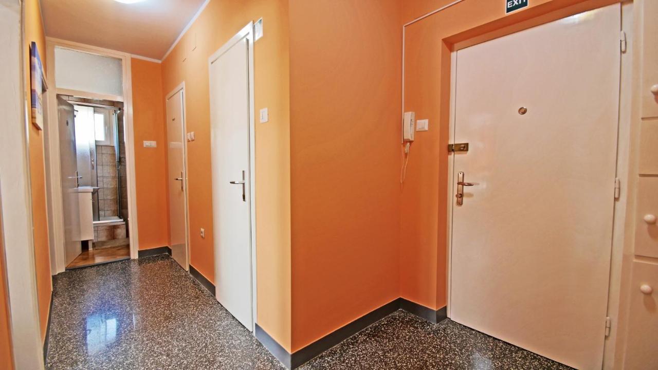 Rino****, 58m², 170m From The Apartma